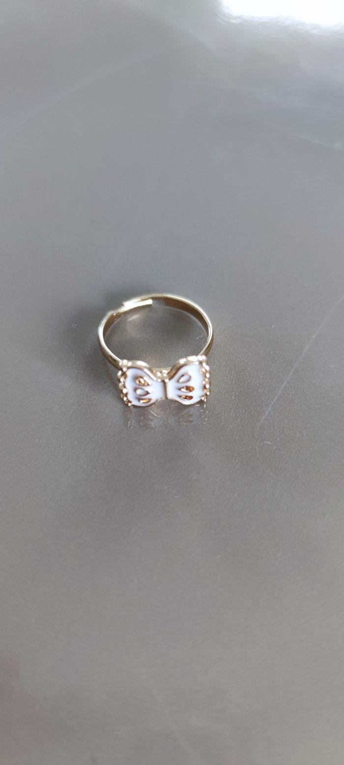 Bague pour enfant, bague pour fille 6 - 10 ans, bijou fantaisie noeud blanc - photo numéro 1