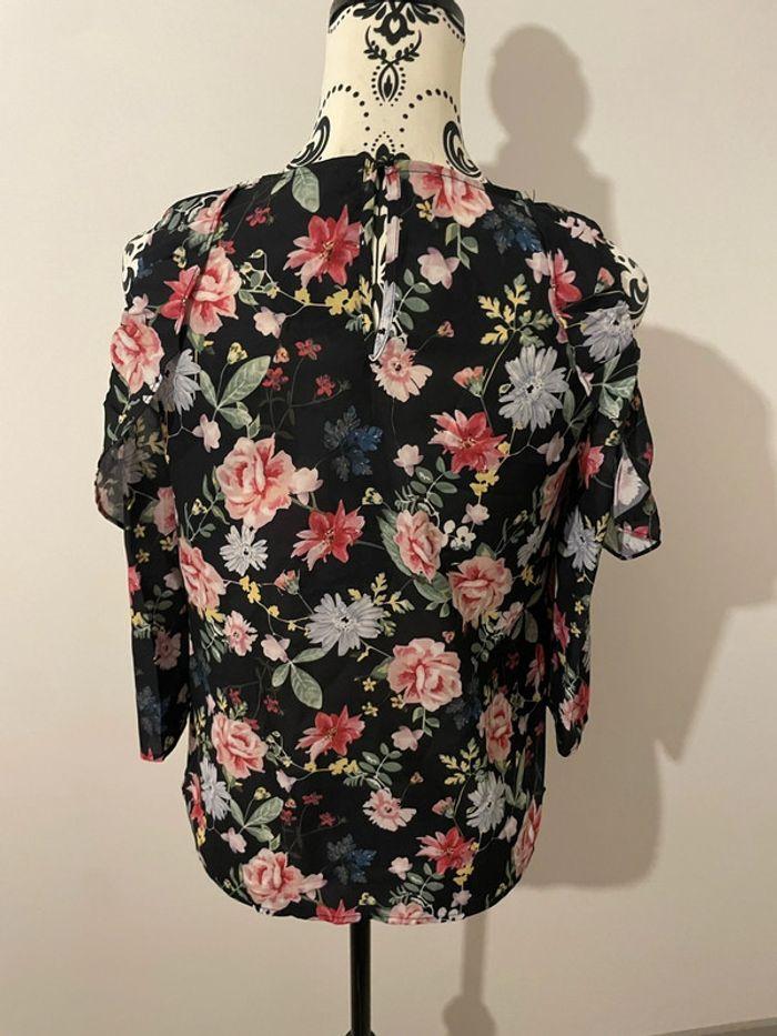 Blouse fluide manches 3/4 noir motifs fleurs multicolore épaule volant ouverte kiabi taille S - photo numéro 4