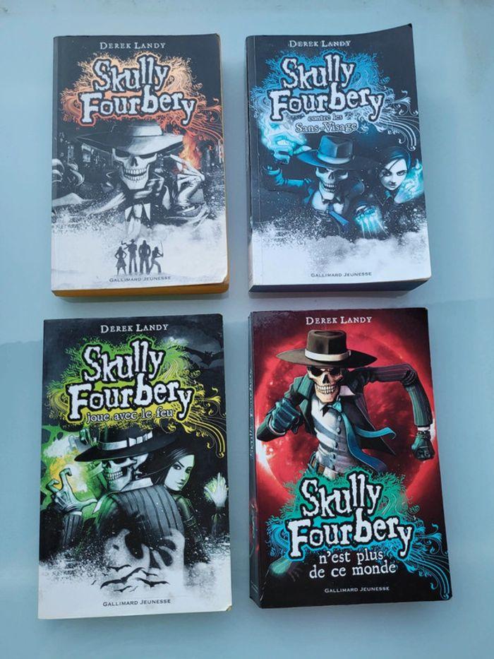 Lot de 4 livres Skully Fourbery, Derek Landy, Gallimard Jeunesse, tomes 1 à 4 - photo numéro 2