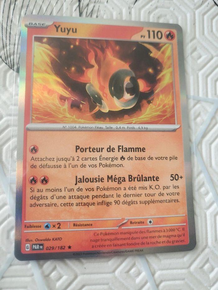 Carte pokemon holographique ev4