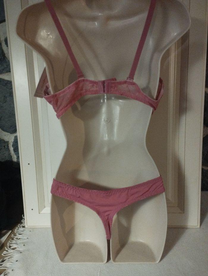 Ensemble de lingerie neuf 100C avec armatures et léger rembourrage et string en 44 - photo numéro 6