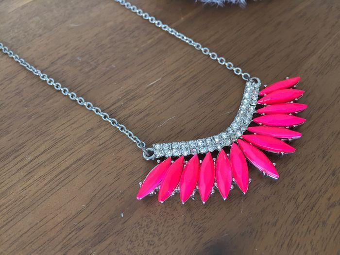 Collier rose fluo Galeries Lafayette - photo numéro 1