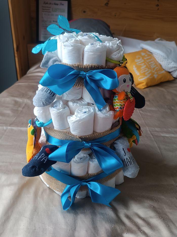 Gâteau de couches neuf avec 3 jouets et 2 paires de chaussettes bébé - photo numéro 2