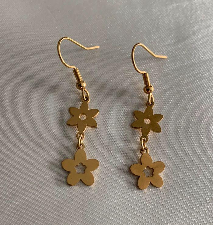 Belles boucles d’oreilles pendantes fleur en acier inoxydable doré - photo numéro 1