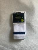 • 2 paires de chaussettes neuves 27-30 •