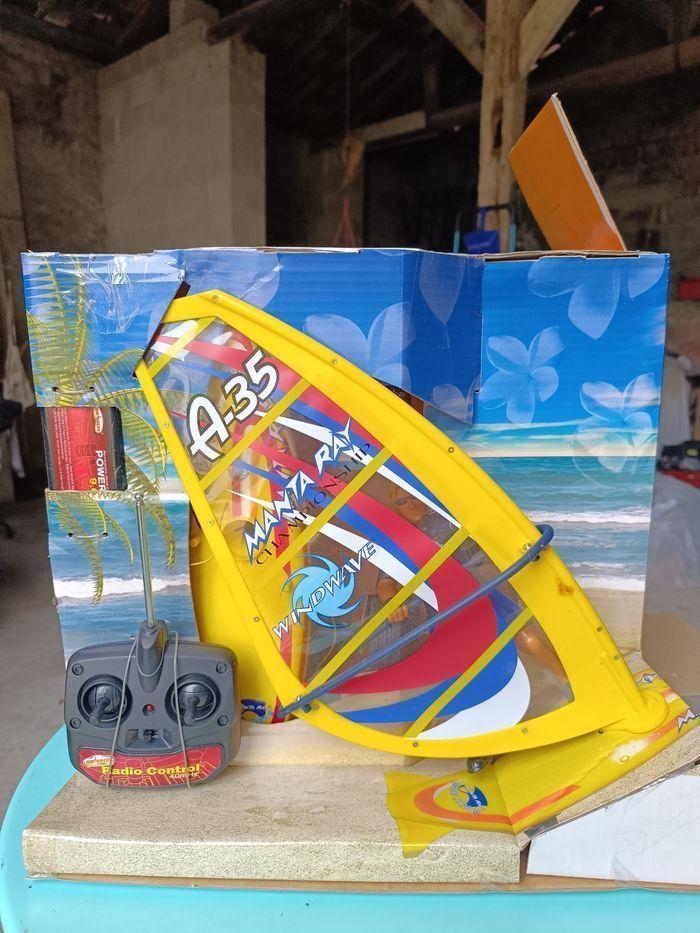 Jouets majorette windsurfer manta Ray télécommandé rare 
Jamais utilisé complet 
Jamais déballer 
Boîte un peu abîmée - photo numéro 2