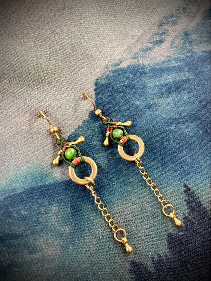 Boucles d’oreilles pendantes chaînes en macramé avec pierres d’Unakite - photo numéro 3