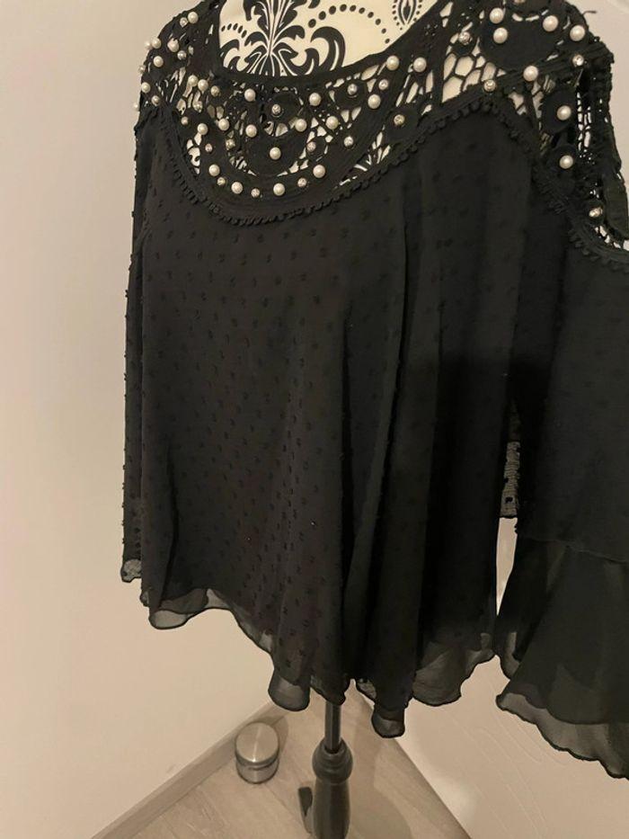 Blouse manche longue trompette effet poncho noir motif, perle et dentelle neuf voyelles taille S/M - photo numéro 4