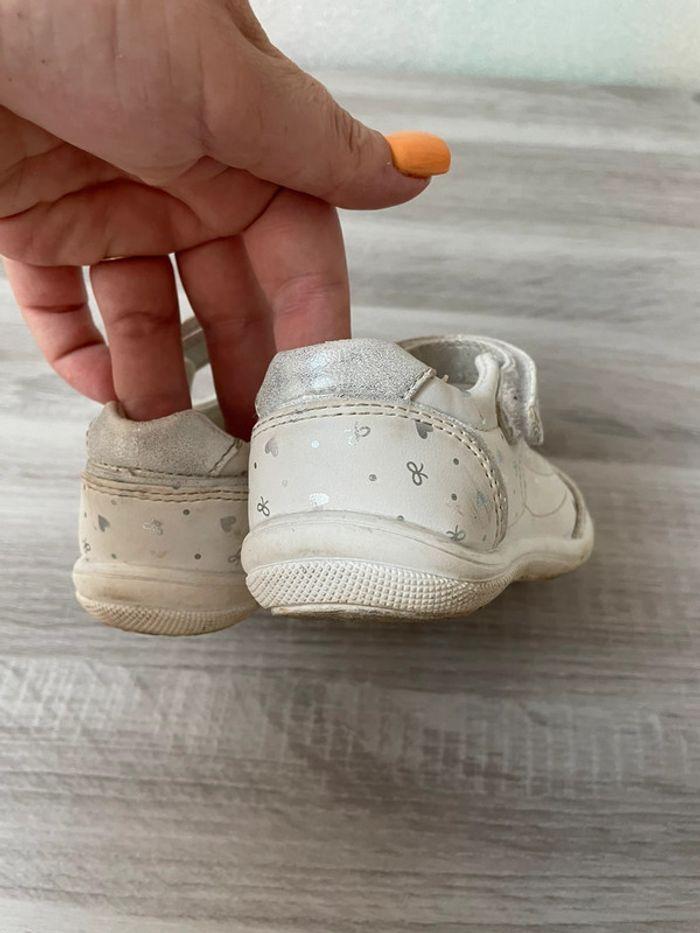 Sandale fermé blanche à motif gris interdit de me gronder taille 24 - photo numéro 6