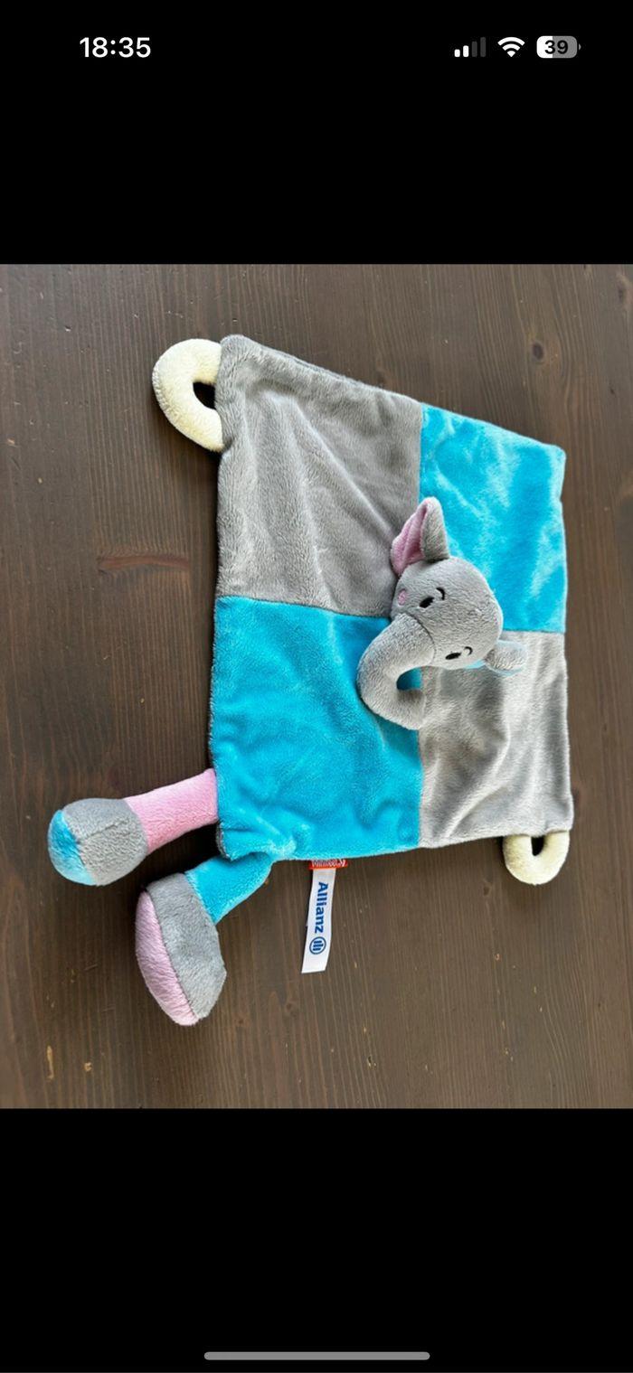 Doudou éléphant mouchoir / plat Minifeet