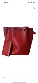 Sac rouge Louis Vuitton et porte feuille