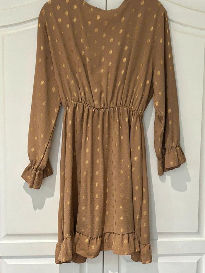 Robe beige avec motifs or - photo numéro 5