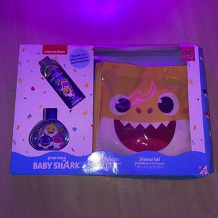 Coffret Baby Shark parfum gel douche et un sac - photo numéro 1