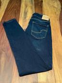 54. Levi’s mid-rise skinny W28 L32