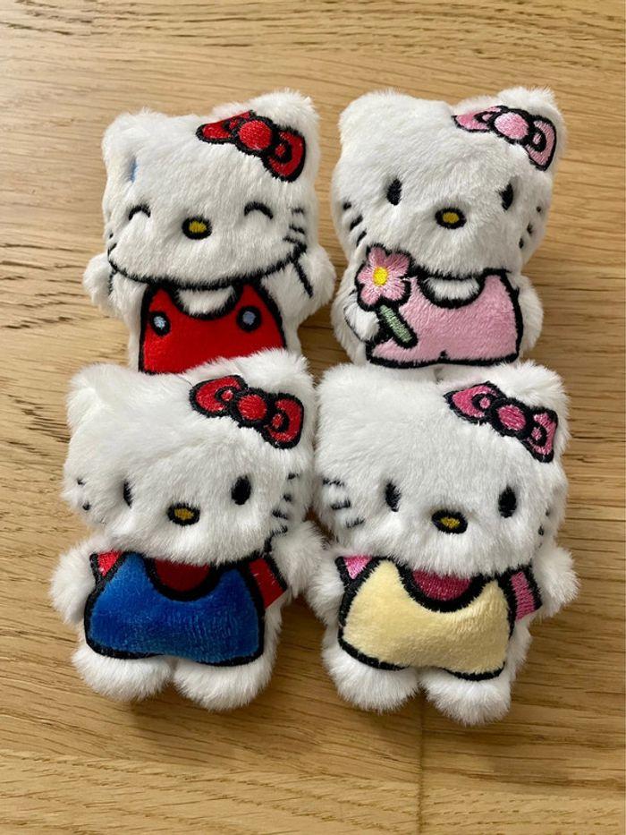 Lot de 4 pin’s Hello Kitty - photo numéro 1