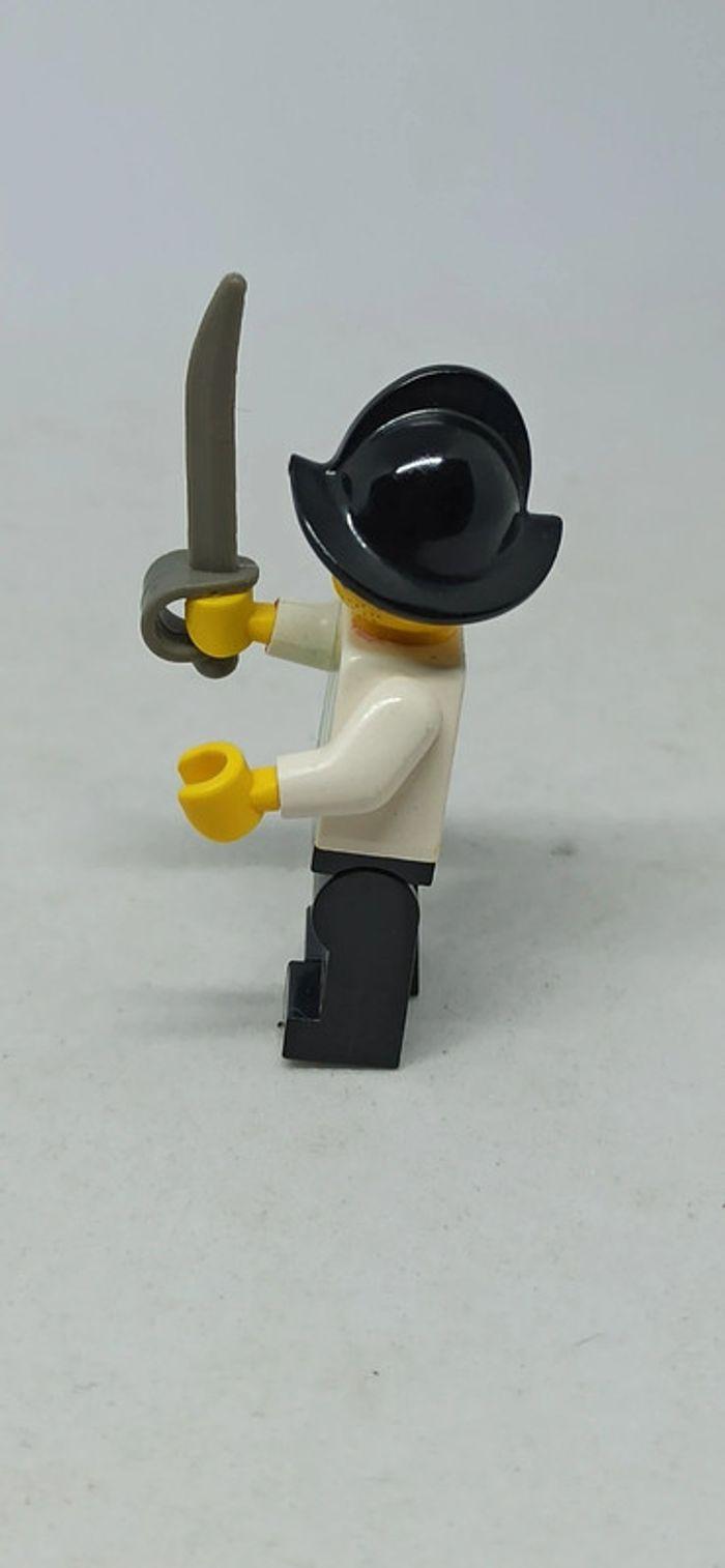 Homme pirate avec chapeau noir et sabre lego - photo numéro 2