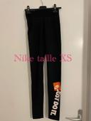 Pantalon legging de jogging noir écriture blanc et rouge taille élastique extensible Nike taille XS