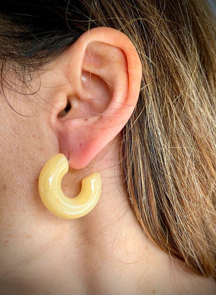 Boucles d’oreilles créoles acrylique jaune marbré - photo numéro 3