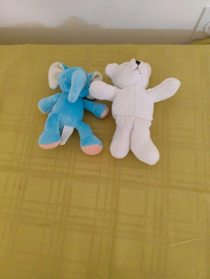 Lot de 2 peluches 1 éléphant bleu 1 ourson blanc - photo numéro 2