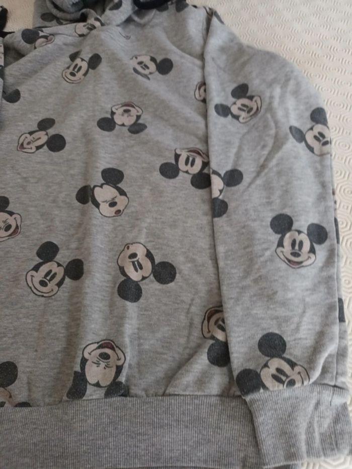 Sweat-shirt Disney gris à capuche taille M. Très bon état - photo numéro 2