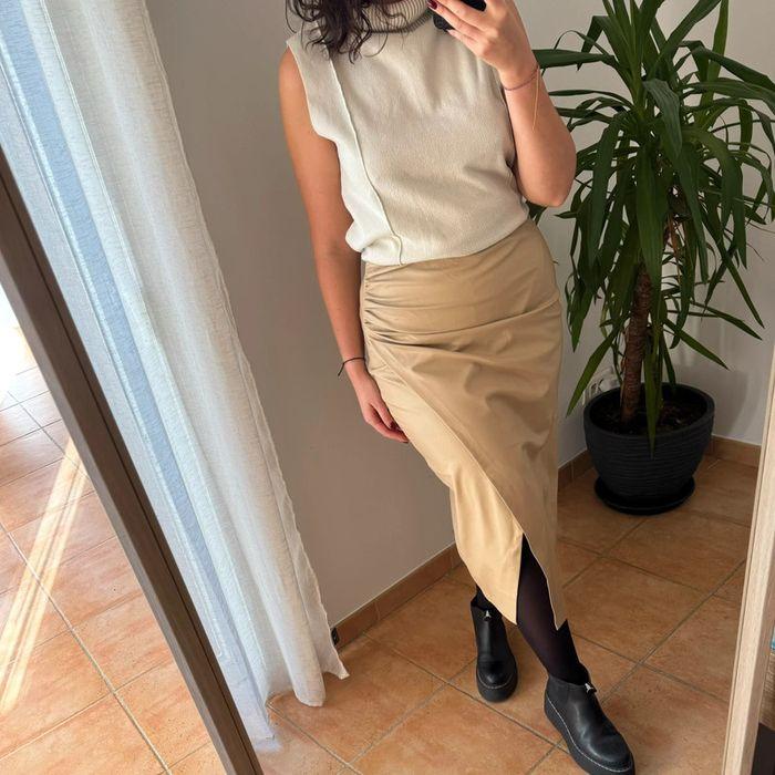 Jupe midi Zara en simili cuir beige, taille L. - photo numéro 3