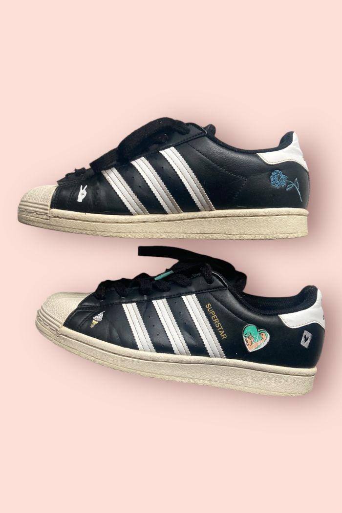 Basket noire Adidas superstar édition limitée avec pins pture 38,5 bon état - photo numéro 1