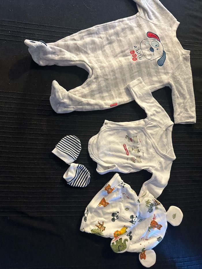 Un pyjama, un body, deux bonnets fait main et des moufle naissance