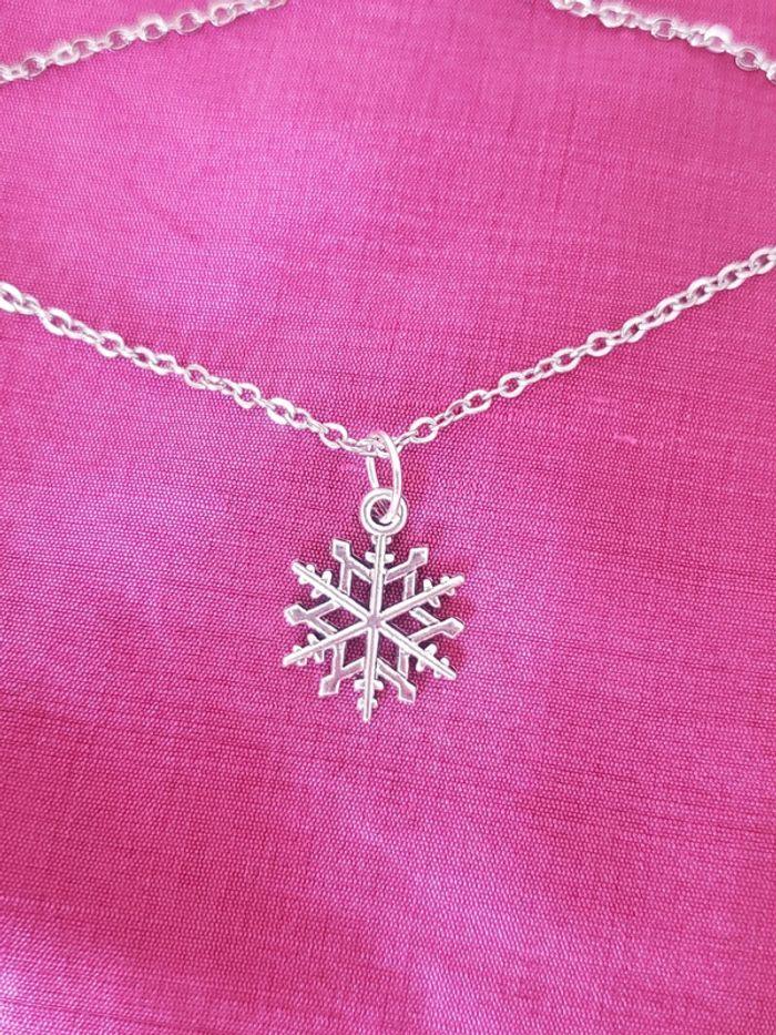 Collier chaîne argenté et flocon de neige argentée - photo numéro 1