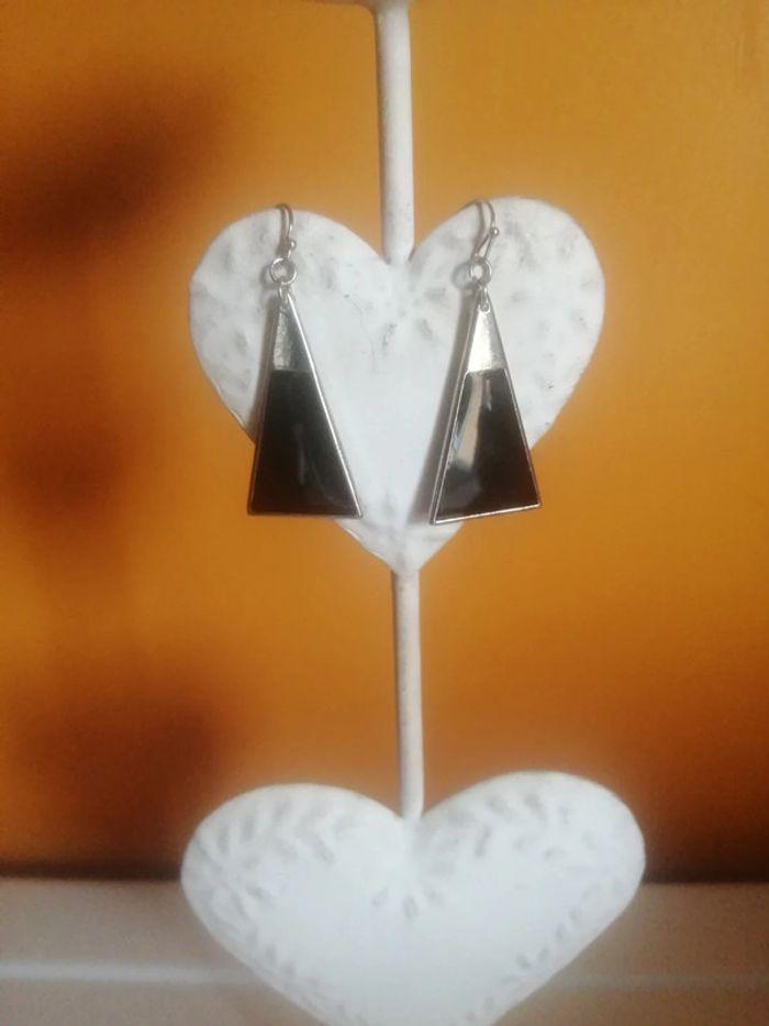 🌸Boucles d'oreilles triangle argenté et noir "Maty" 🌸 - photo numéro 1