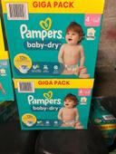 Un lot de Pampers baby dry taille quatre