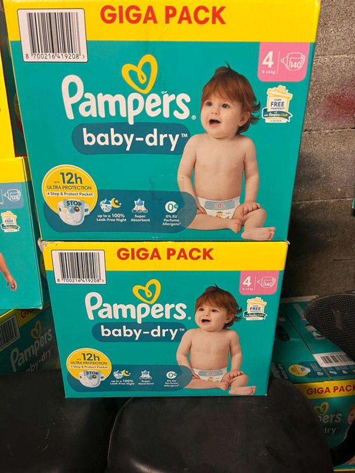 Un lot de Pampers baby dry taille quatre