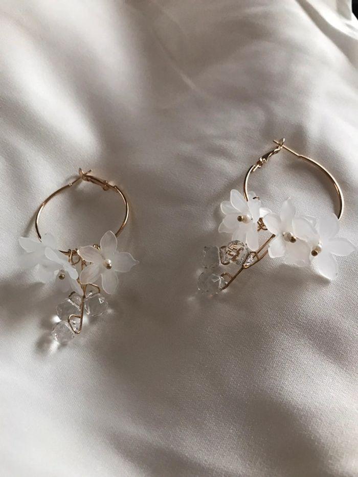 Magnifique paire de boucles d’oreilles anneaux avec fleurs et goûtes - photo numéro 3