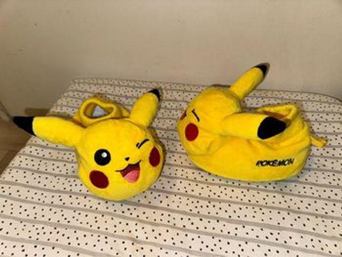 Chaussons pikachu taille 25 ! - photo numéro 2