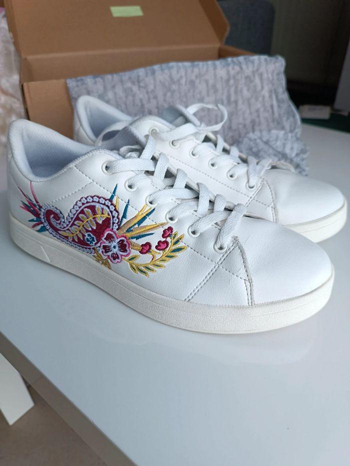 Sneakers blanche brodées - Desigual - pointure 40 - neuves - photo numéro 2