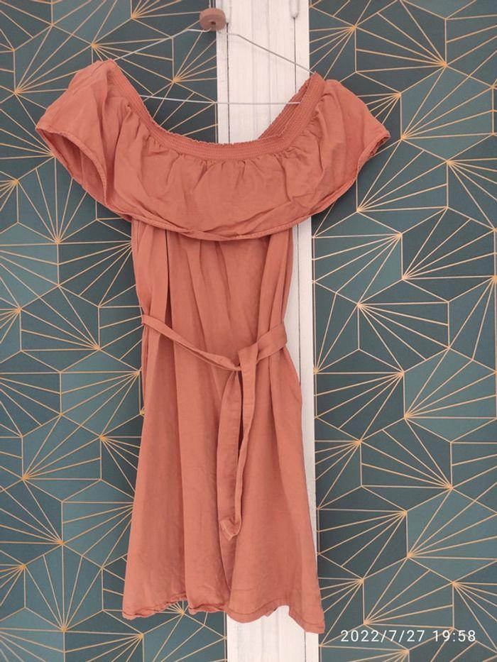 Robe orangé à épaules dénudées - photo numéro 1