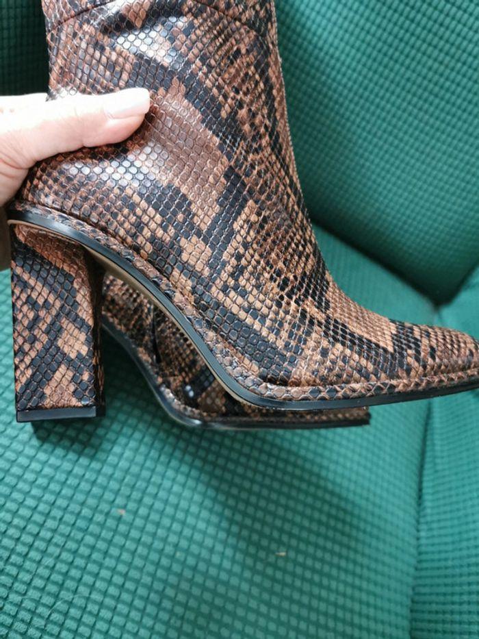 Bottes marron Zara en cuir vegan motif serpent - photo numéro 5