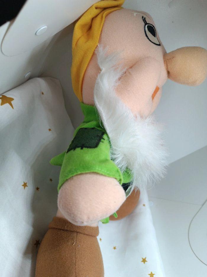 Peluche doudou Teddy snow white blanche Disney nains dwarf vert green ferpel happy joyeux - photo numéro 5