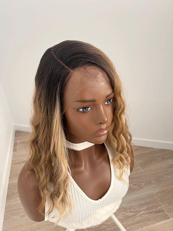 Perruque châtain avec mèche blonde ondulée courte lace front raie de côté - photo numéro 4