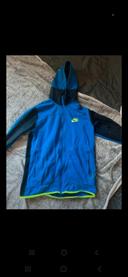 Veste sweat à capuche Nike bleu et vert fluo.