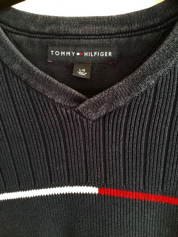 Pull pour homme Tommy Hilfiger 042 col en v très bon état bleu marine - photo numéro 3