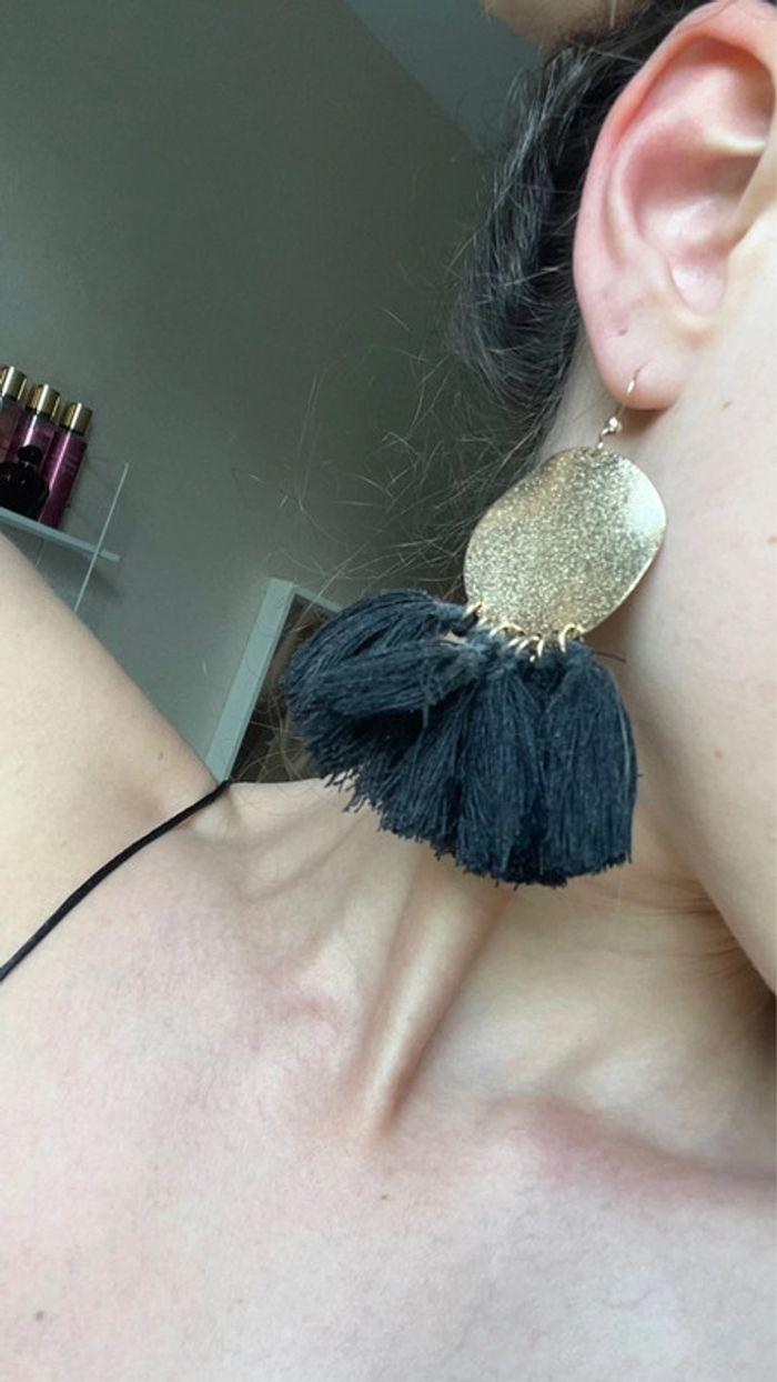 Paire de boucles d’oreilles or et noir - photo numéro 4