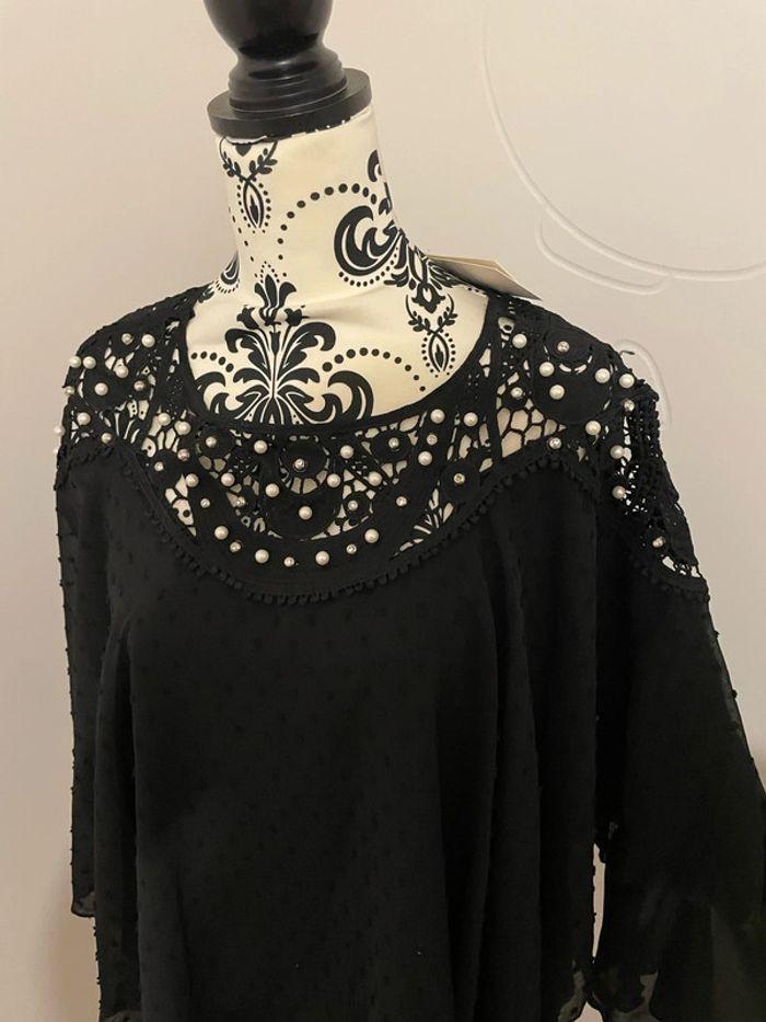 Blouse manche longue trompette effet poncho noir motif, perle et dentelle neuf voyelles taille S/M - photo numéro 3