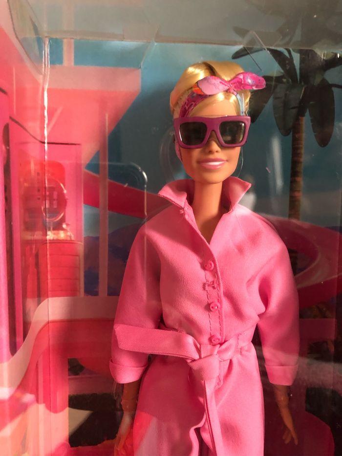 Barbie blonde en  tailleur rose - photo numéro 2