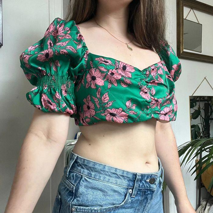 Top Bustier avec manches , Zara XL à fleurs vert et rose satin - photo numéro 2