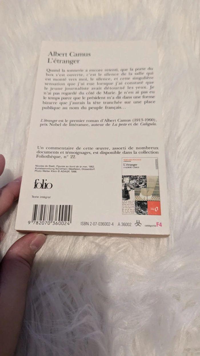 Livre " l'étranger" de Albert Camus - photo numéro 2