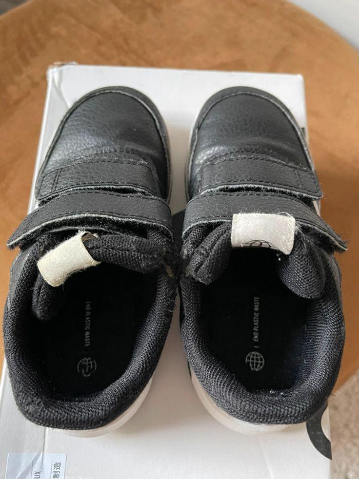 Baskets à scratch enfant adidas taille 26.5 noires et blanches - photo numéro 10