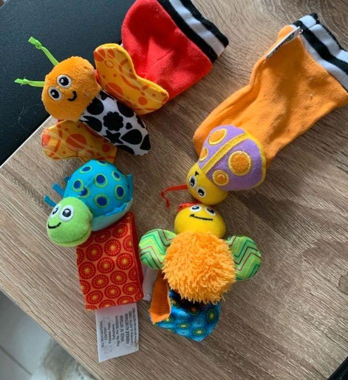 Lot chaussettes et bracelets pour bébé.