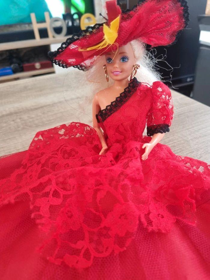 Barbie robe et chapeau - photo numéro 1