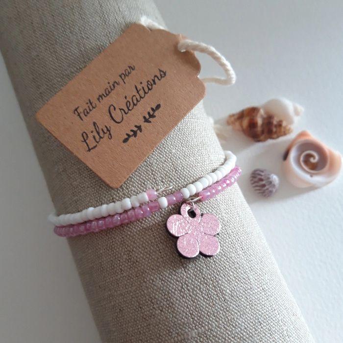 Bracelets 2 tours à mémoire de forme en perles blanches et roses, fleur rose en simili cuir B36 - photo numéro 2