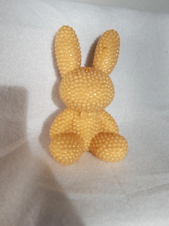 Figurine à poser lapin 3d en perles de résine dorée - photo numéro 2